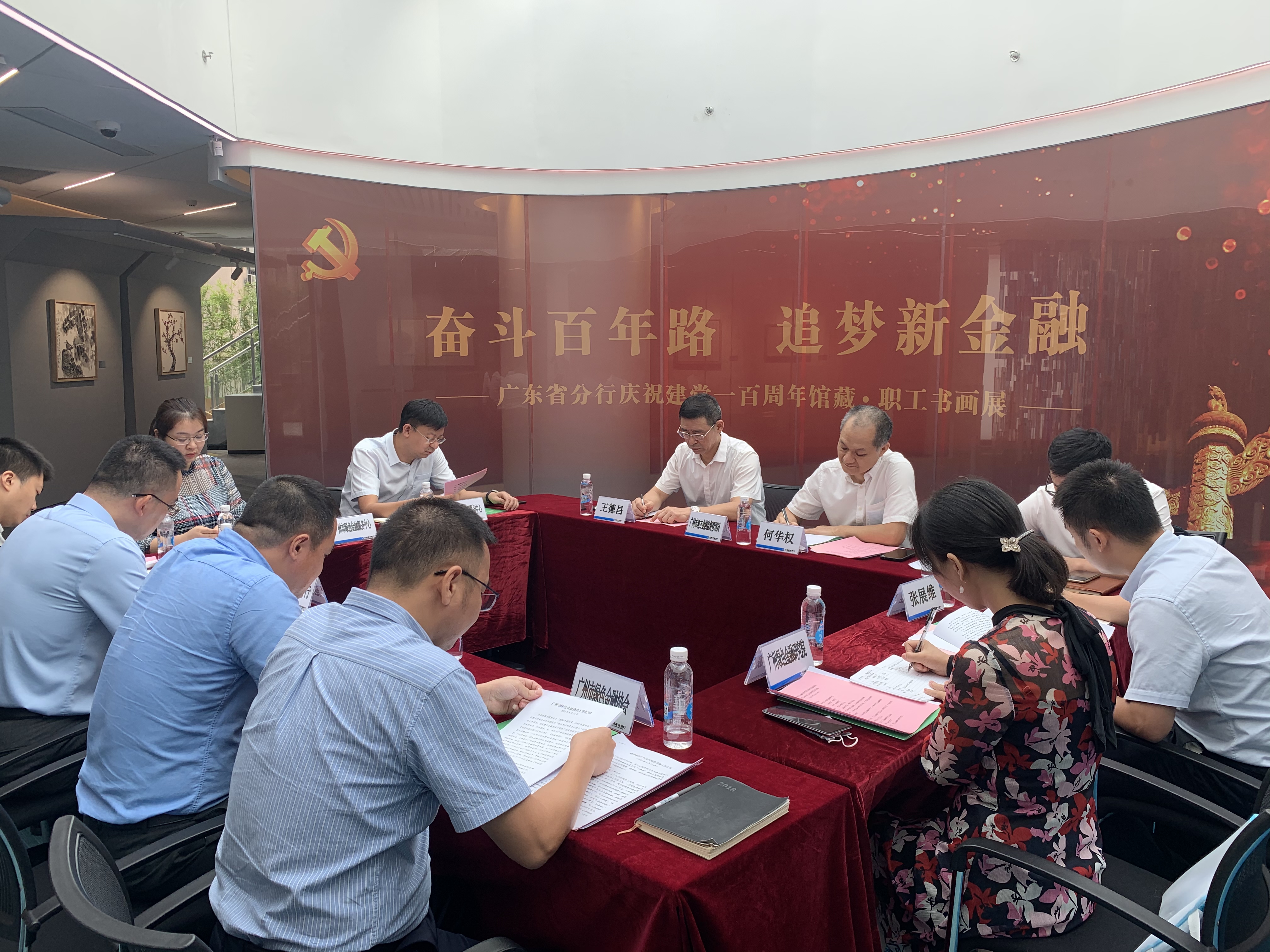 座谈会.jpg